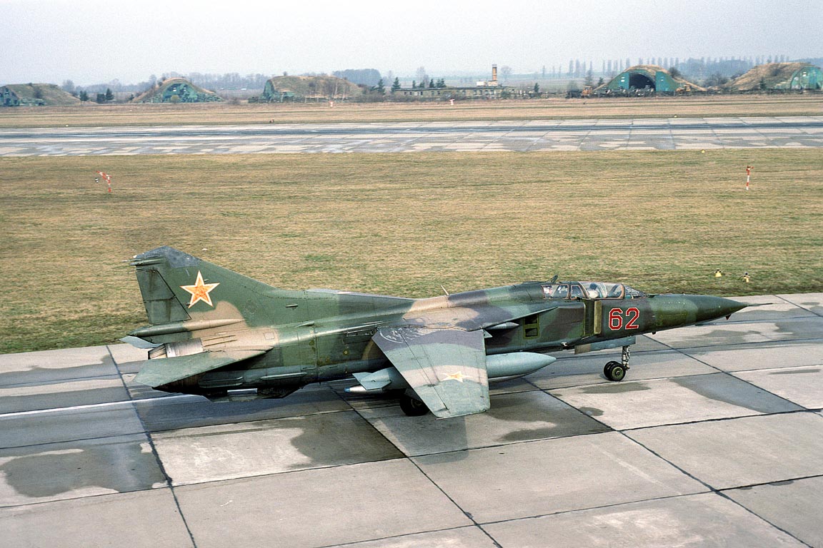 CSL07989 MiG-23UB FLOGGER 62 red