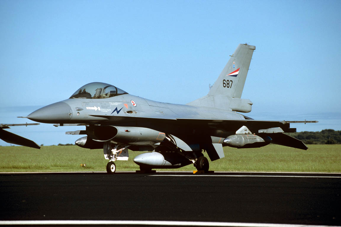 CSL08291 F-16B FIGHTING FALCON 687