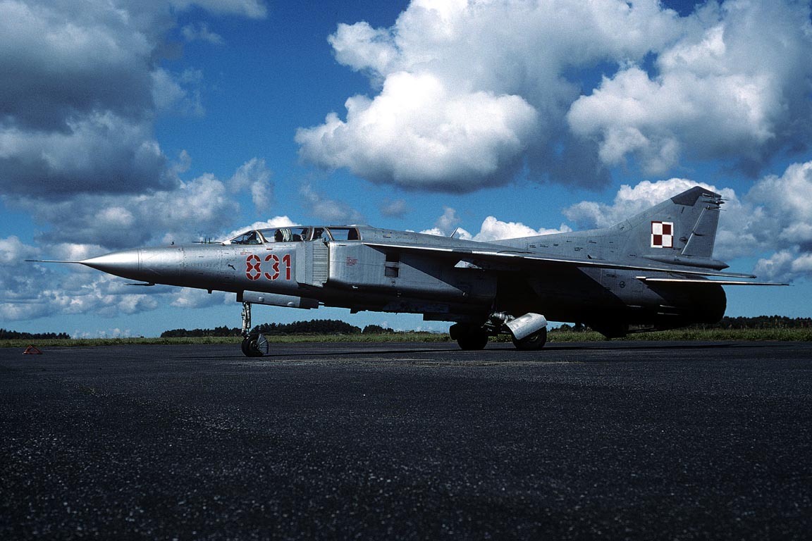 CSL08573 MiG-23UB FLOGGER 831