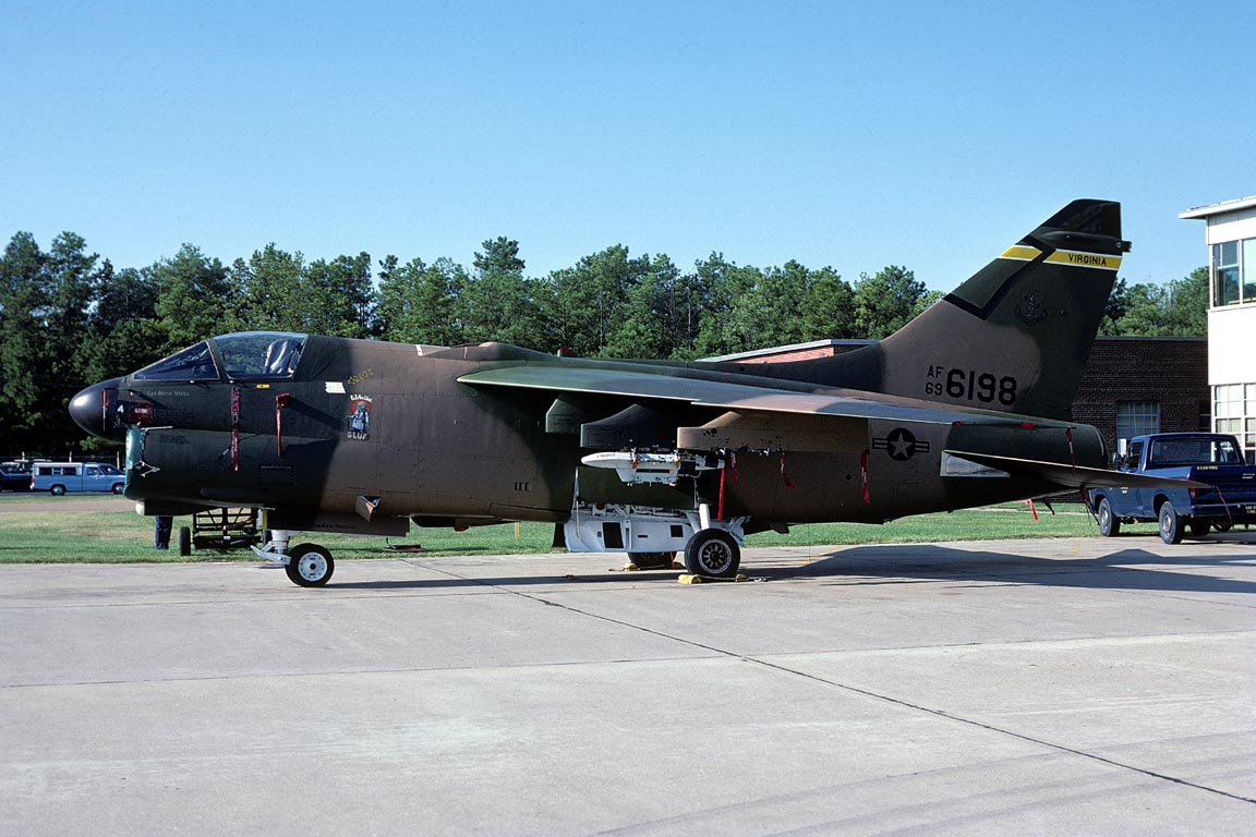 CSL07551 A-7D CORSAIR II 69-6198