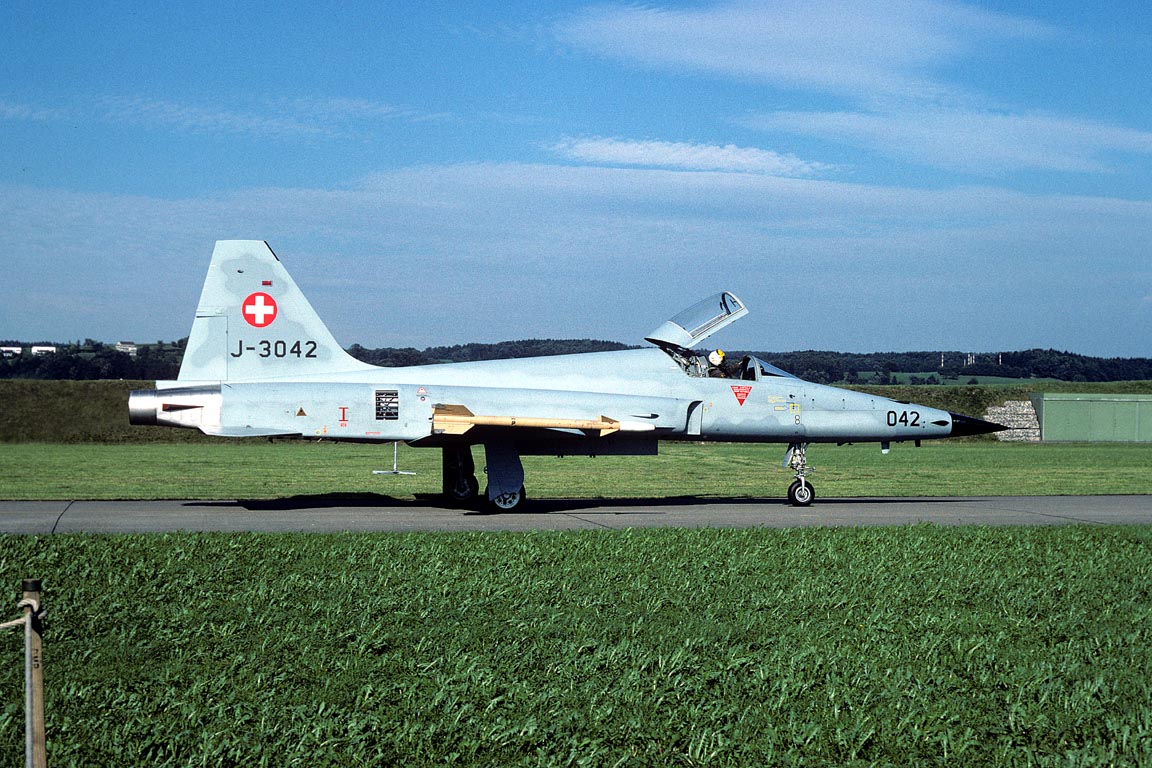 CSL08514 F-5E TIGER J-3042/042