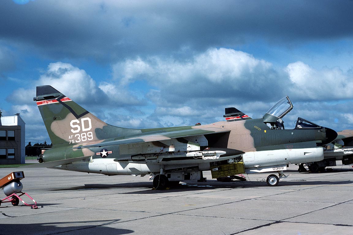 CSL08558 A-7D CORSAIR II 75-0389/SD