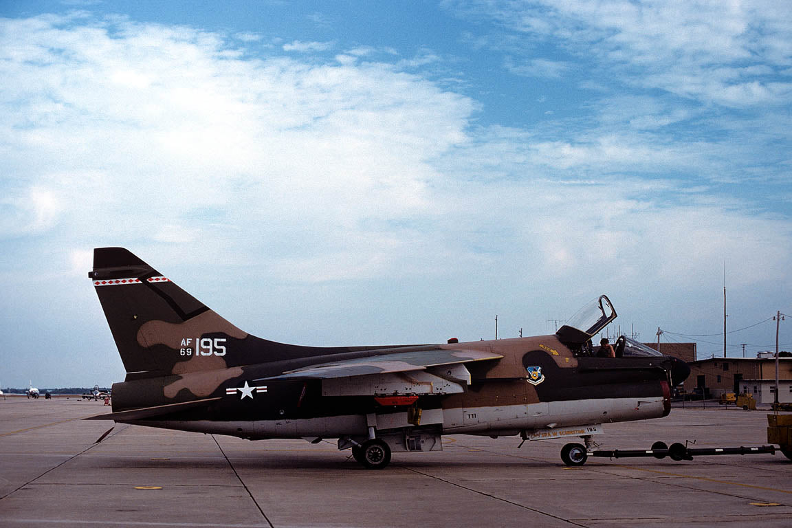 CSL05401 A-7D CORSAIR II 69-6195